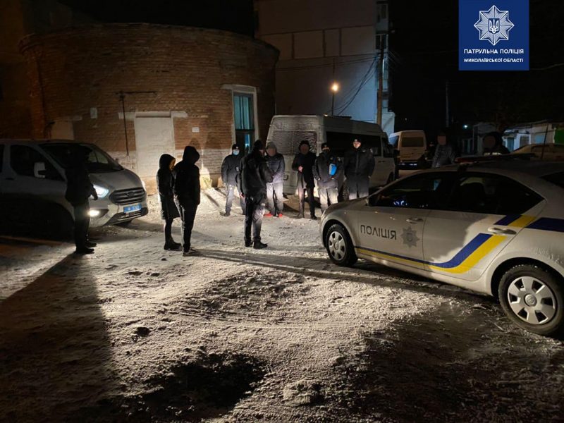 В Николаеве полицейские роты ТОР задержали покупателя и продавца конопли (ФОТО)