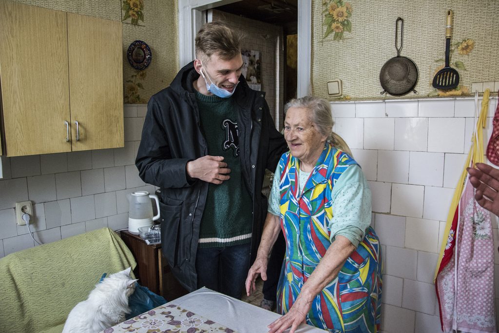 Под елочку. Пожилым людям Николаева передали 700 кг продуктовых наборов (ФОТО) 21