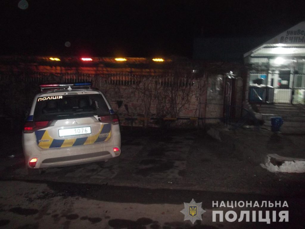 На Николаевщине пьяный посетитель бара сначала крушил мебель, потом напал на полицейских и повредил полицейское авто (ФОТО) 3