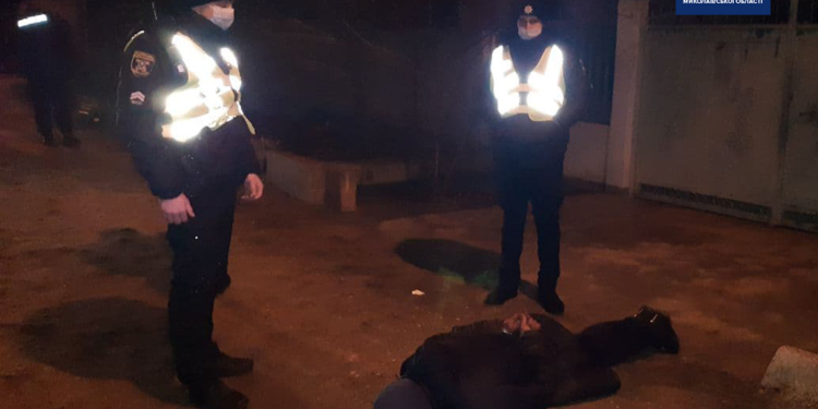 В Николаеве патрульные догнали молодого николаевца, который в драке нанес ножевые ранения шеи и головы другому мужчине (ФОТО)
