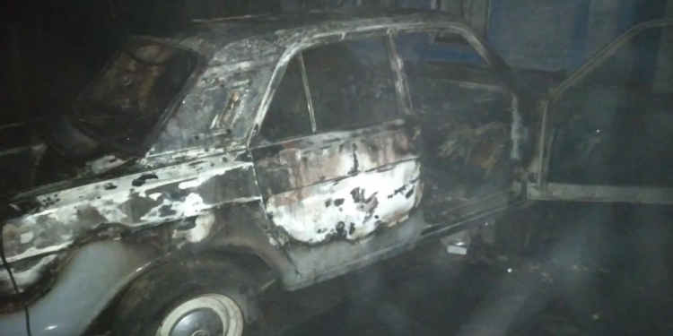 В Новом Буге сгорела припаркованная «Волга» (ФОТО)