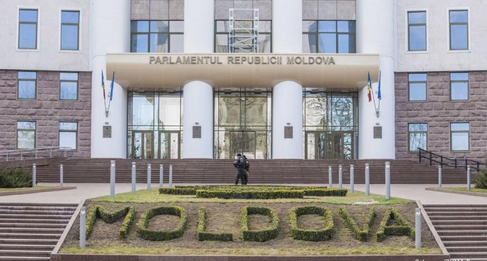 Парламент Молдовы ограничил полномочия президента и принял ряд пророссийских законов – Санду зовет людей на протесты