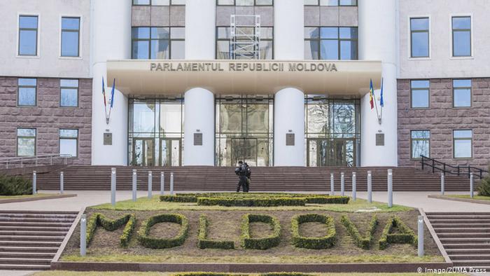 Парламент Молдовы ограничил полномочия президента и принял ряд пророссийских законов – Санду зовет людей на протесты 1