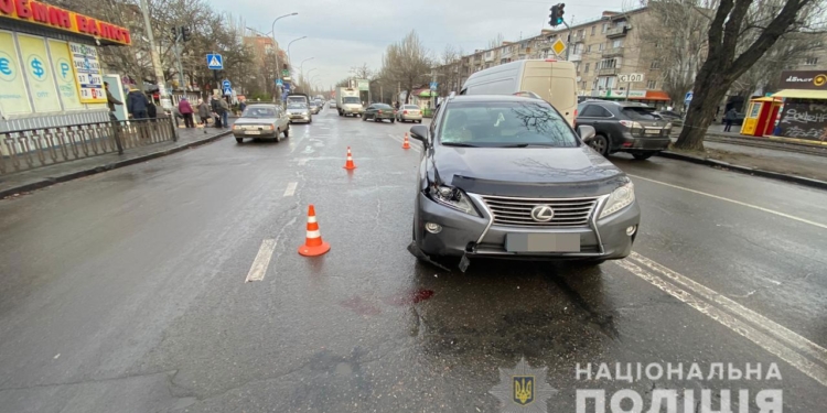 В Николаеве на пешеходном переходе Lexus сбил мужчину – пострадавший скончался в больнице (ФОТО)