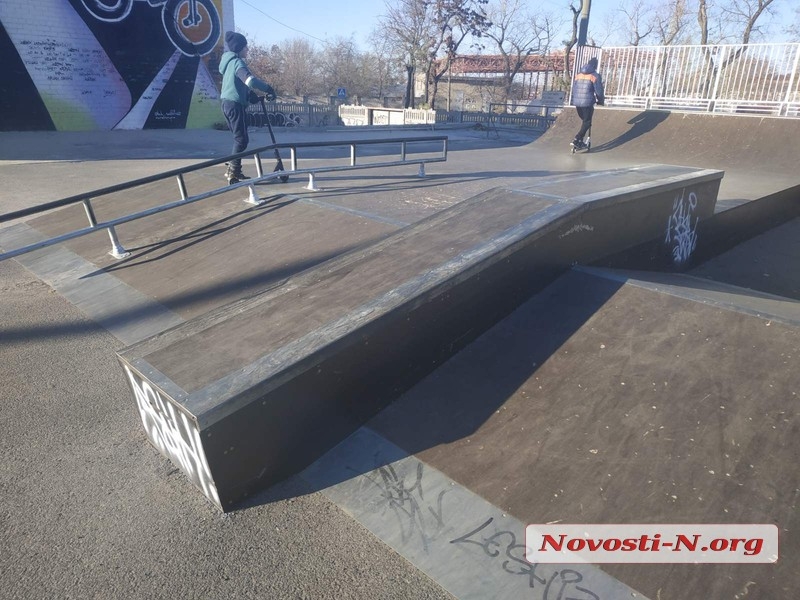 В скейт-парке в Николаеве мужчина выстрелил из травмата в спину подростку (ВИДЕО) 1