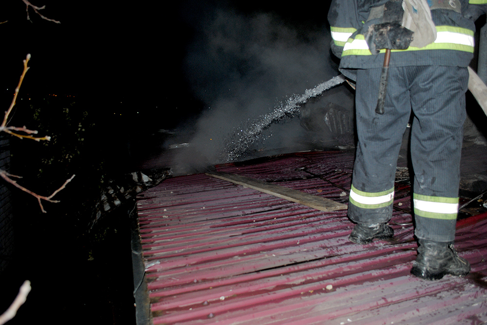 За сутки спасатели Николаевщины тушили пожары в жилье, на складе и в магазине (ФОТО) 19