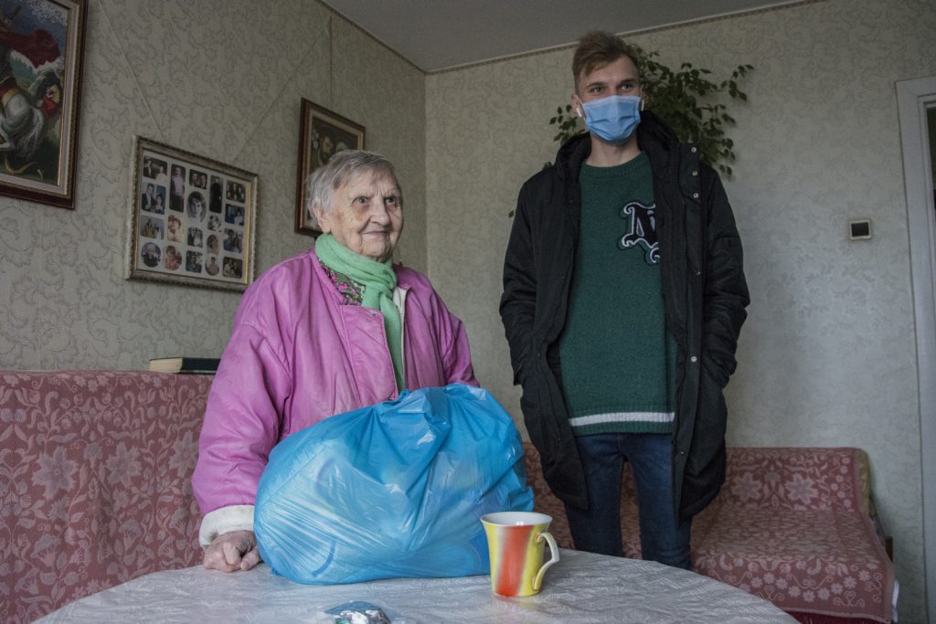 Под елочку. Пожилым людям Николаева передали 700 кг продуктовых наборов (ФОТО) 7