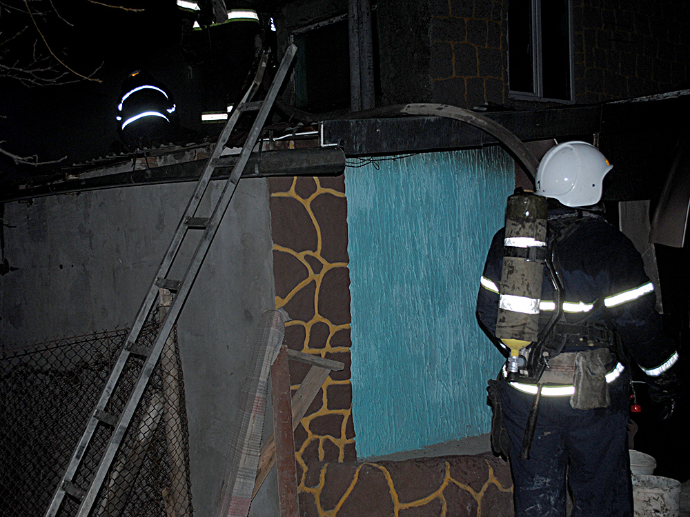 За сутки спасатели Николаевщины тушили пожары в жилье, на складе и в магазине (ФОТО) 21