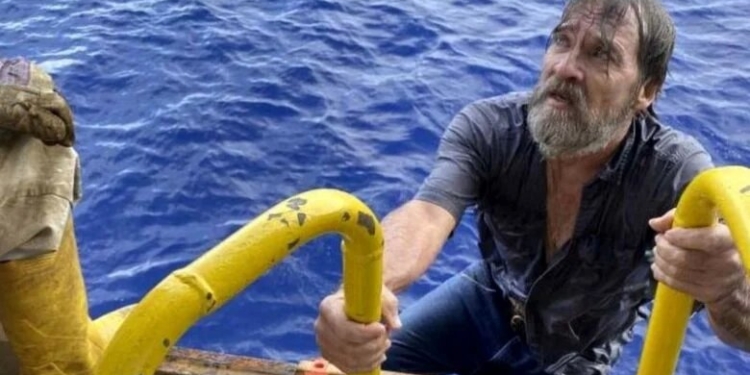 В США спасли моряка, который сутки провел в открытом море с затонувшей лодкой (ФОТО)