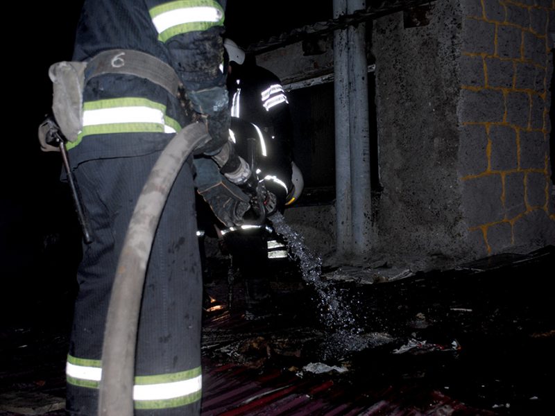 За сутки спасатели Николаевщины тушили пожары в жилье, на складе и в магазине (ФОТО)