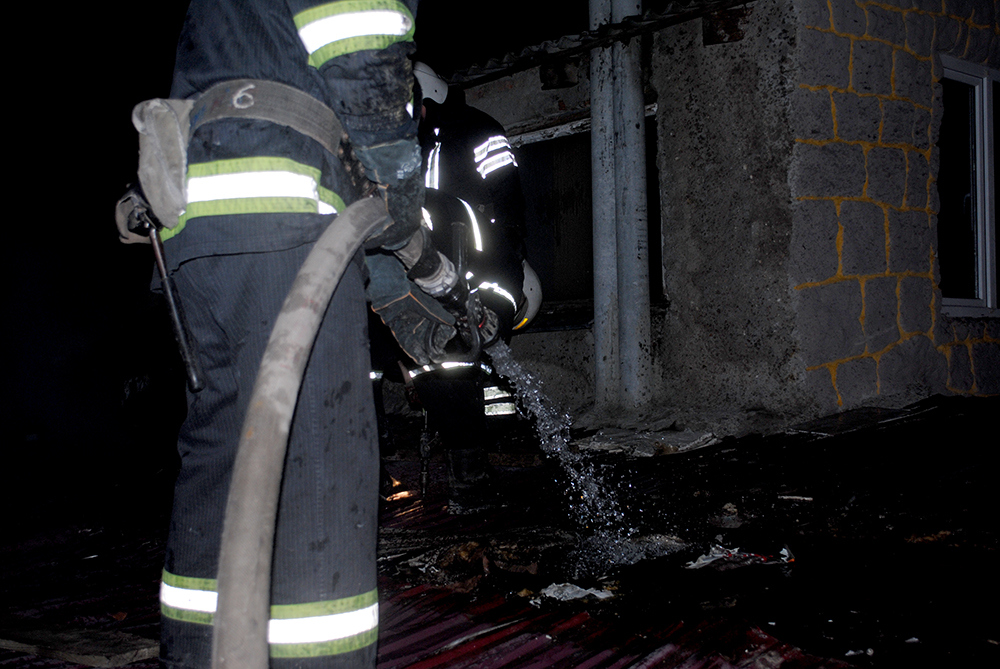 За сутки спасатели Николаевщины тушили пожары в жилье, на складе и в магазине (ФОТО) 23