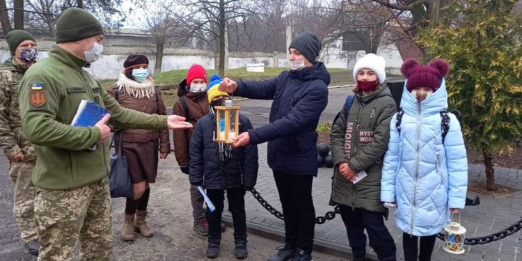 Николаевские пластуны передают Вифлеемский огонь мира военным и гражданским (ФОТО, ВИДЕО)