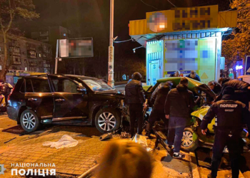 В Николаеве внедорожник ударом выбросил ВАЗ на автобусную остановку, один человек погиб (ФОТО, ВИДЕО)