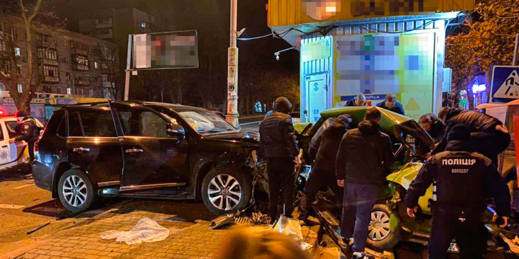 В Николаеве внедорожник ударом выбросил ВАЗ на автобусную остановку, один человек погиб (ФОТО, ВИДЕО)