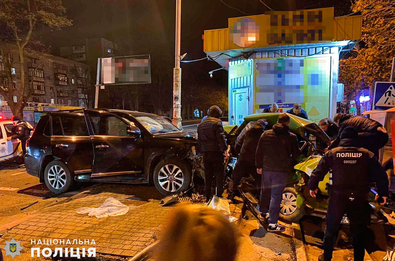 В Николаеве внедорожник ударом выбросил ВАЗ на автобусную остановку, один человек погиб (ФОТО, ВИДЕО)