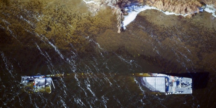 На Днепре под Запорожьем капитан затопил баржу с щебнем (ФОТО, ВИДЕО)