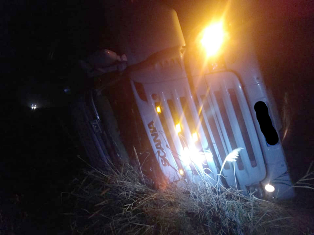На скользкой дороге в Новобугском районе перевернулся грузовик (ФОТО) 5