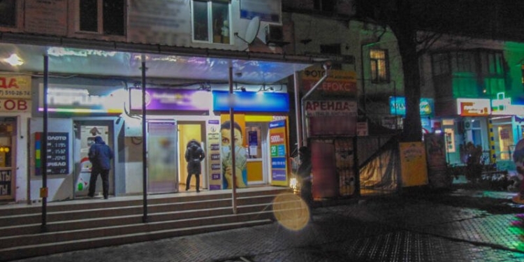 В Николаеве вооруженный  грабитель напал на работницу кредитной организации