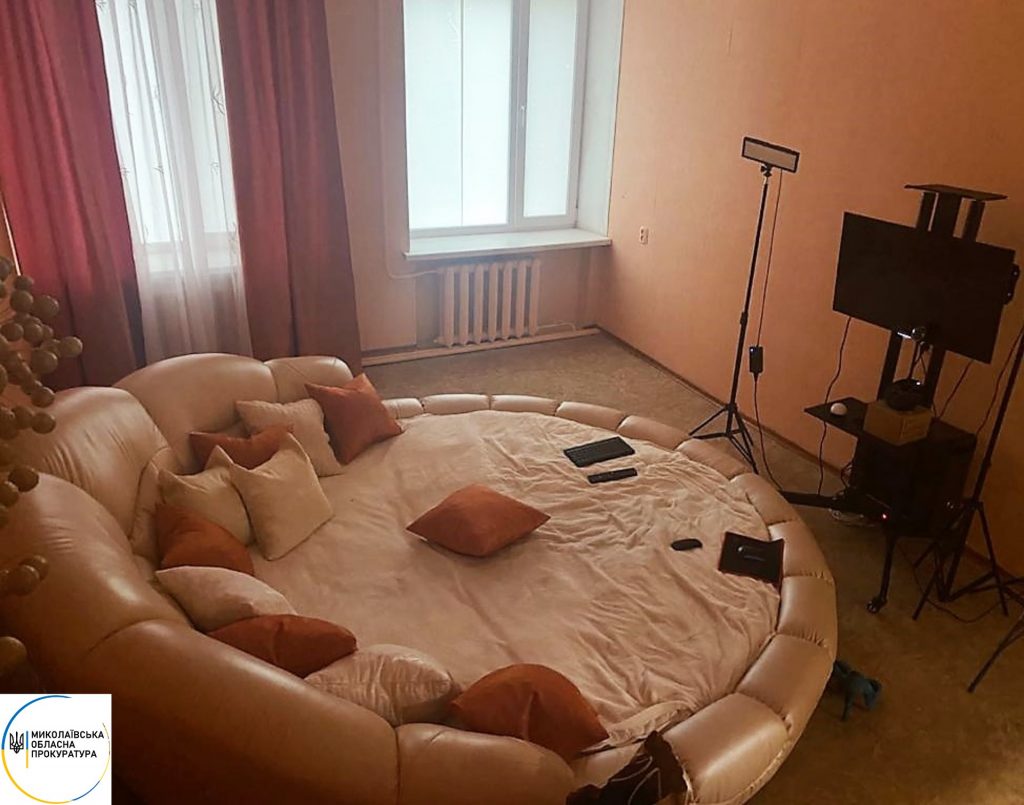 Пара николаевцев устроила онлайн-порностудию в арендованном офисе (ФОТО) 7