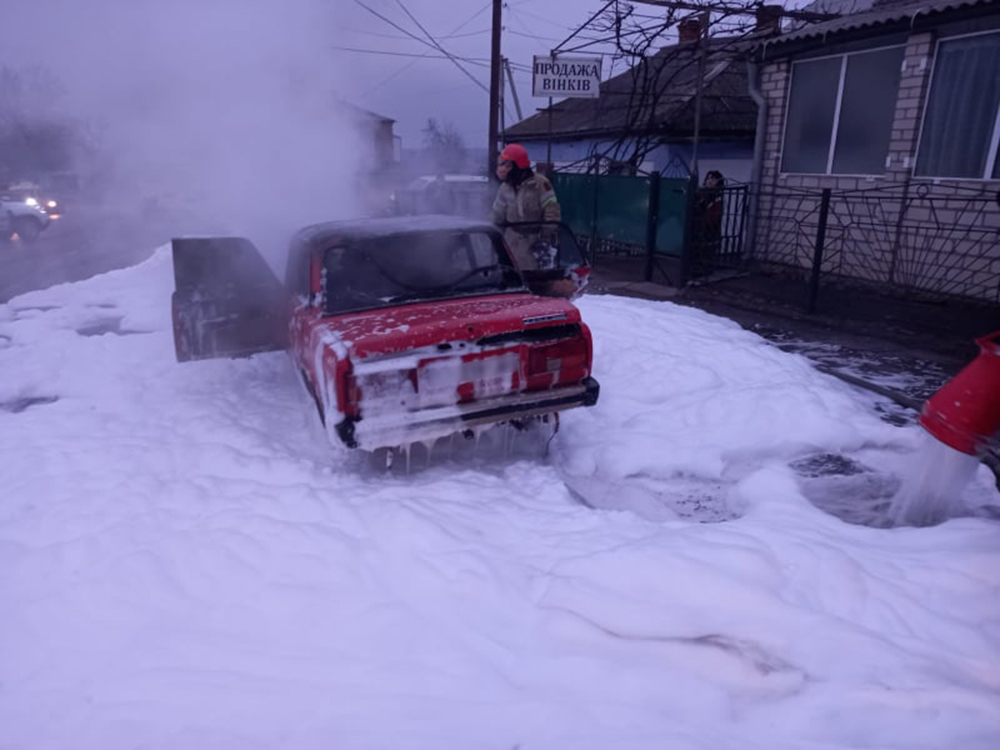 В Первомайске горела припаркованная машина (ФОТО) 3
