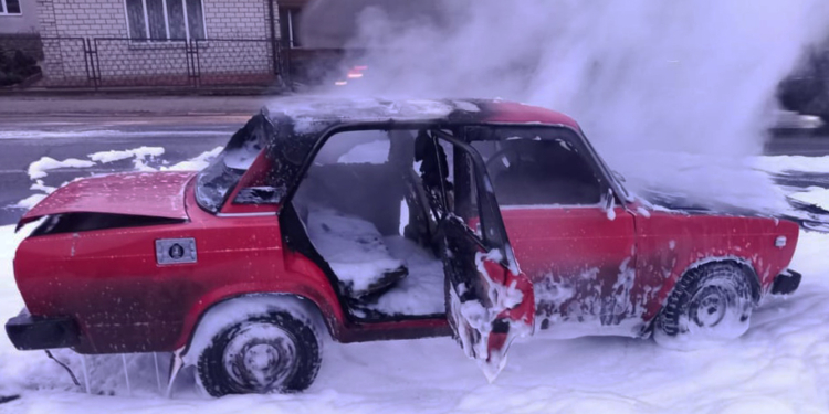 В Первомайске горела припаркованная машина (ФОТО)