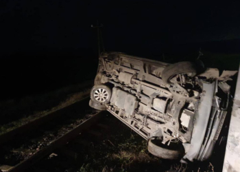 На Николаевщине Mercedes перевернулся и заблокировал железнодорожный переезд (ФОТО)