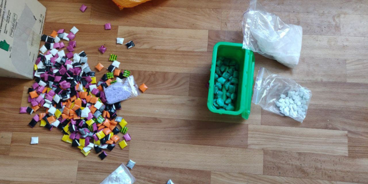 В Николаеве полиция задержала “закладчика”, который фасовал наркотики на съемной квартире (ФОТО)