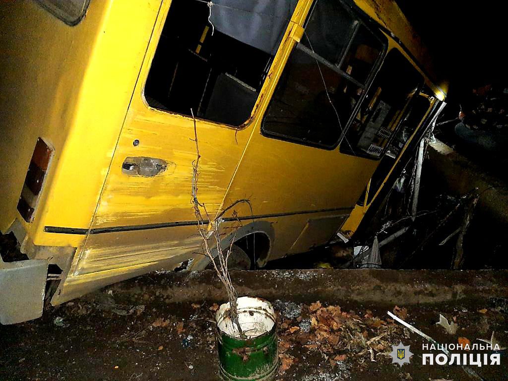 На Николаевщине маршрутка с пасажирами упала в бассейн 5