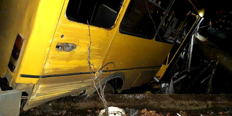 На Николаевщине маршрутка с пасажирами упала в бассейн