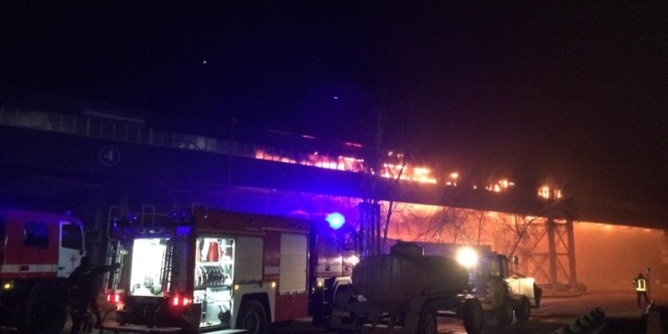 В Николаеве крупный пожар на зерновом терминале