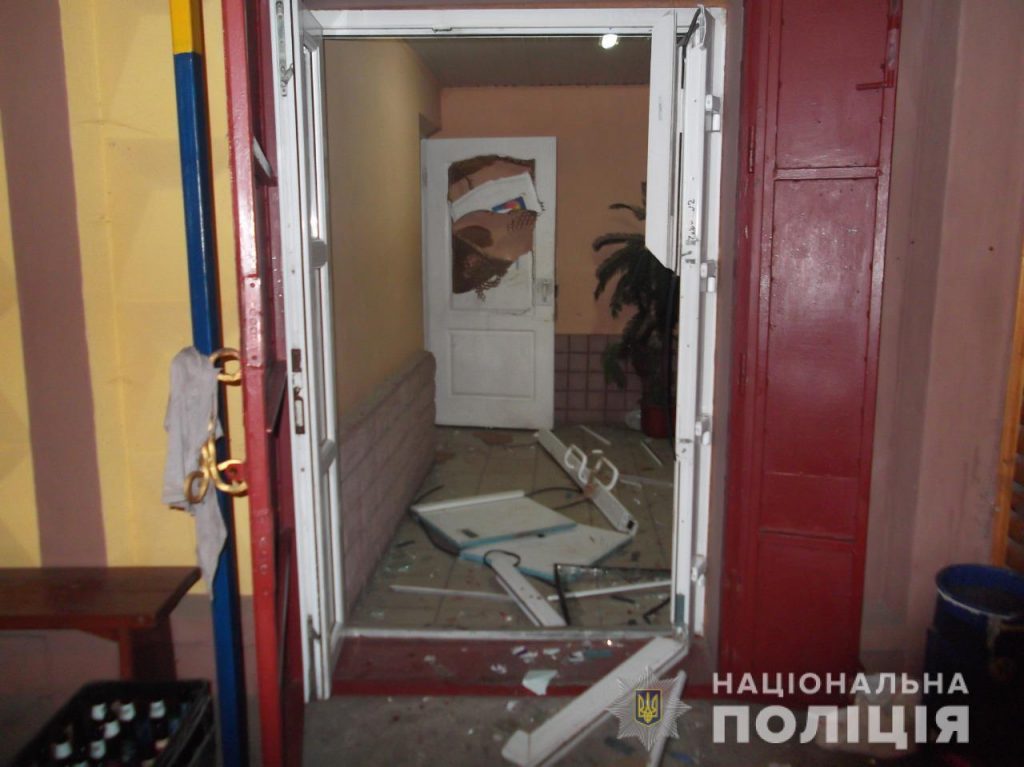 На Николаевщине пьяный посетитель бара сначала крушил мебель, потом напал на полицейских и повредил полицейское авто (ФОТО) 5