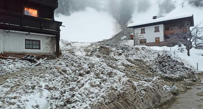 Альпы завалило снегом. Заблокированные дороги, перебои с электричеством, лавины и перенесенные горнолыжные соревнования (ФОТО)