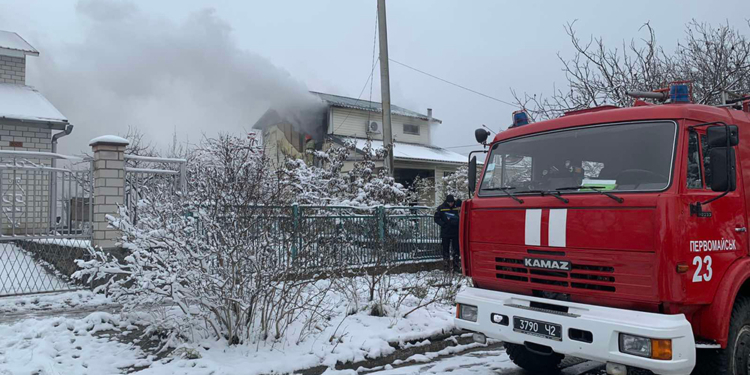 Спасатели Николаевщины потушили пожары в жилых домах Первомайска и Арбузинки (ФОТО)