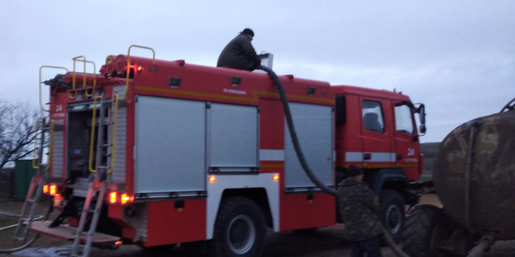 На Николаевщине сгорел микроавтобус и чуть не сгорел жилой дом (ФОТО)
