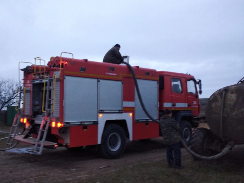 На Николаевщине сгорел микроавтобус и чуть не сгорел жилой дом (ФОТО)
