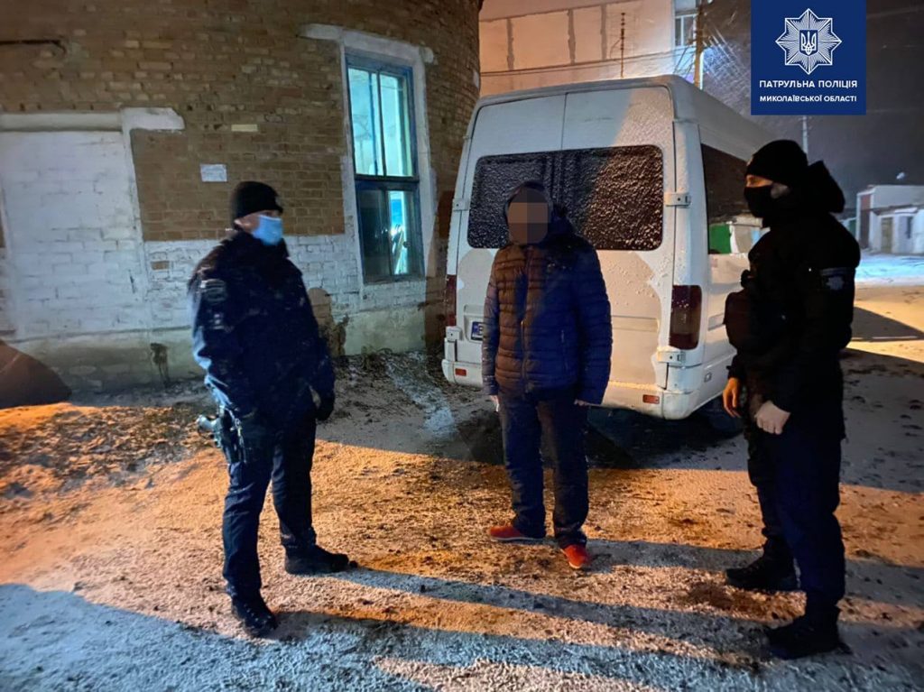 В Николаеве полицейские роты ТОР задержали покупателя и продавца конопли (ФОТО) 5