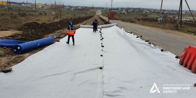 Ремонт дороги. На объездной вокруг Баштанки уложили геотекстиль (ФОТО)
