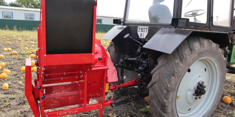 Первый в мире тыквоуборочный мини-комбайн запатентовала украинская компания (ВИДЕО)