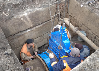 Управились быстрее: «Николаевводоканал» за четыре часа завершил ремонтные работы и вернул воду двум районам города (ВИДЕО)