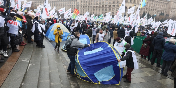 Протестующим предпринимателям в Киеве таки удалось установить несколько палаток. Хроника дня (ФОТО)