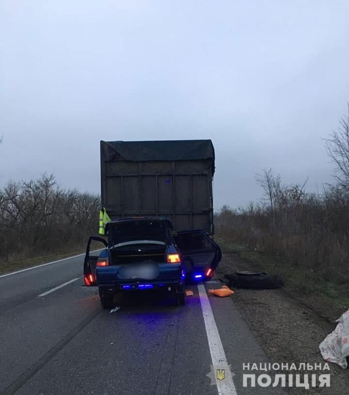 На Николаевщине ВАЗ врезался в стоящий грузовик. Водитель погиб (ФОТО) 1