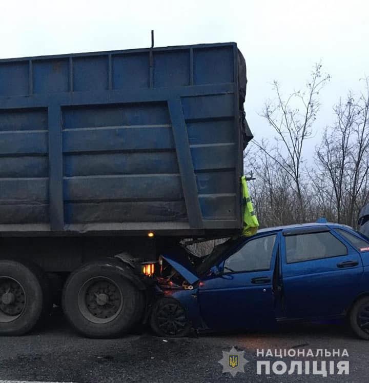 На Николаевщине ВАЗ врезался в стоящий грузовик. Водитель погиб (ФОТО) 3