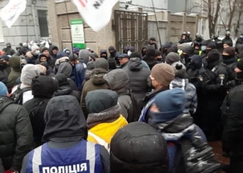 Протестующие пытались заблокировать нардепов в Раде