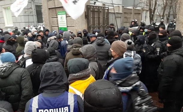 Протестующие пытались заблокировать нардепов в Раде