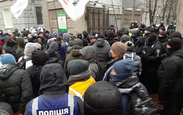 Протестующие пытались заблокировать нардепов в Раде 1
