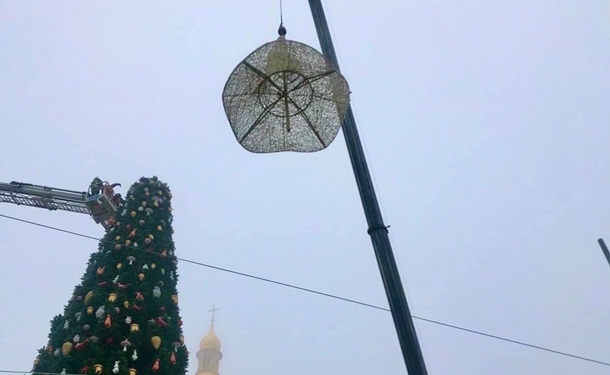 В Киеве после скандала церковников поспешили снять шляпу с главной елки страны (ФОТО)