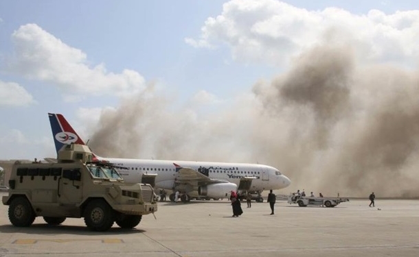 В Йемене во время прилета самолета нового правительства взорвали аэропорт – пострадало 27 человек