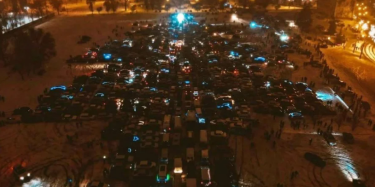 В Харькове зажгли “автоёлку” из  из 1065 машин (ФОТО)