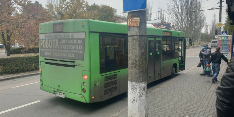 В Николаеве начали очищать опоры освещения от рекламных коробов (ФОТО)