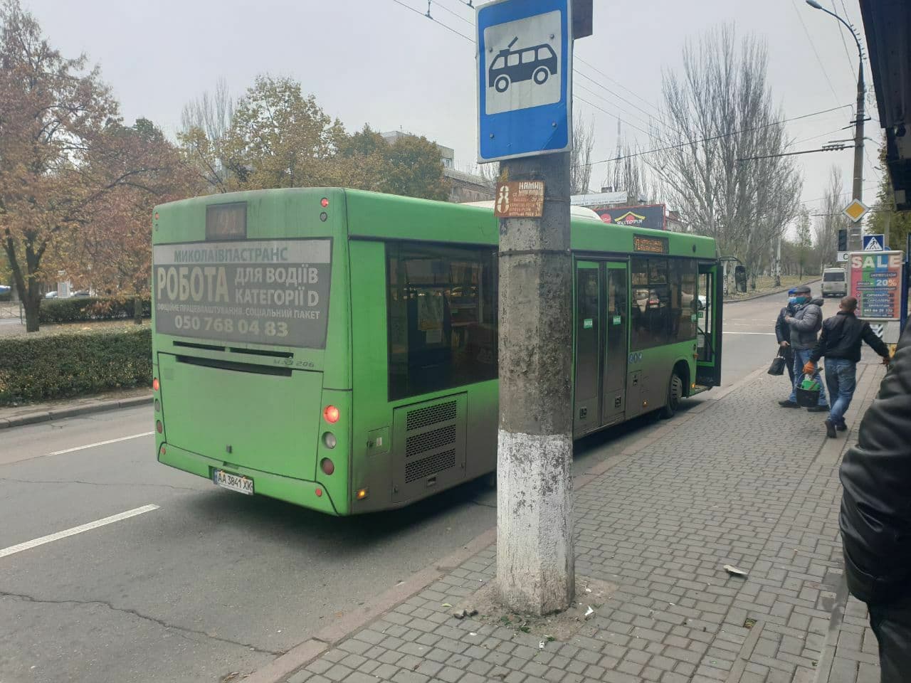 В Николаеве начали очищать опоры освещения от рекламных коробов (ФОТО)